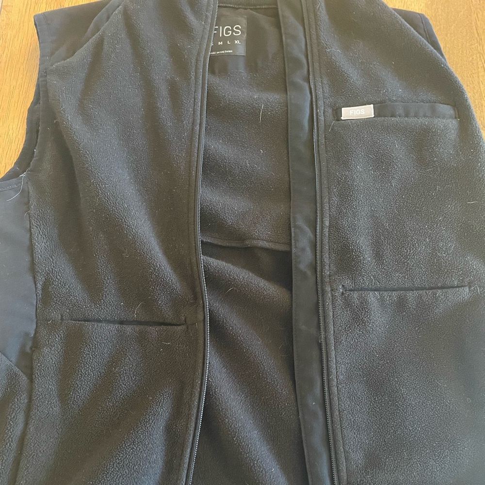 Figs women’s black on-shift fleece vest